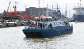 Vainikų nuleidimas į jūrą