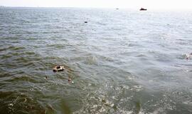 Vainikų nuleidimas į jūrą