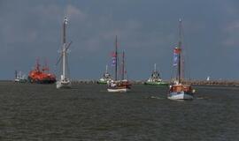 Vainikų nuleidimas į jūrą