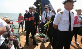 Vainikų nuleidimas į jūrą