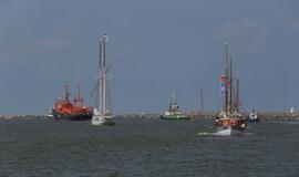 Vainikų nuleidimas į jūrą