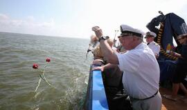 Vainikų nuleidimas į jūrą