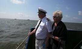 Vainikų nuleidimas į jūrą