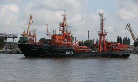 Vainikų nuleidimas į jūrą