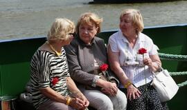 Vainikų nuleidimas į jūrą