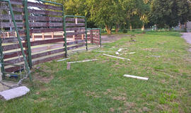 Ieškoma aikštės tvorą suniokojusių vandalų