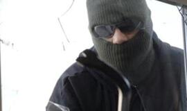 Kaukėtas plėšikas pagrobė 355 eurus