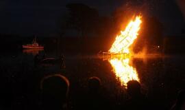 Gintaro įlankoje liepsnojo skulptūros