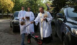 Į kelią - su šventintais automobiliais