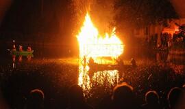 Gintaro įlankoje liepsnojo skulptūros