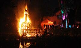 Gintaro įlankoje liepsnojo skulptūros