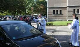 Į kelią - su šventintais automobiliais