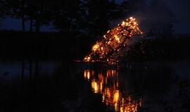 Gintaro įlankoje liepsnojo skulptūros