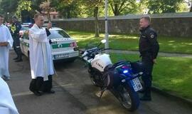 Į kelią - su šventintais automobiliais