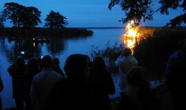 Gintaro įlankoje liepsnojo skulptūros