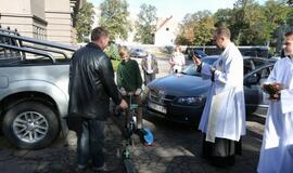 Į kelią - su šventintais automobiliais