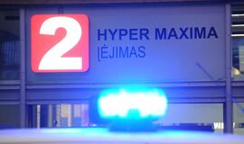 Iš "Akropolio" evakuoti žmonės