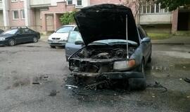 Klaipėdoje apdegė automobilis "Audi 100"