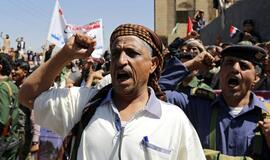 Po 140 gyvybių nusinešusios atakos Jemene protestuoja tūkstančiai žmonių