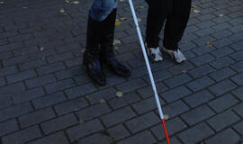 Sukčiai apvogė neregę moterį