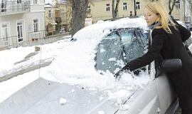 Eismą keliuose sulėtino sniegas