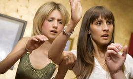 Girta mergina keikėsi ir spardė automobilius