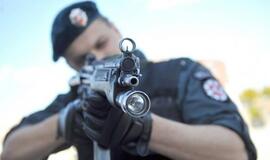 Pareigūnai ginklo turės griebtis atsargiau