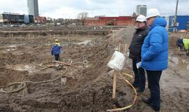 Aiškinosi, ar baseino statytojų ratai purvini