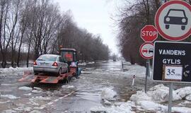 Kelyje Šilutė-Rusnė vanduo toliau kyla