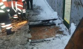 Muitininkai traukinio vagono dugne aptiko didelį kiekį kontrabandinių rūkalų