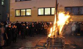 Atminimo laužas sausio 13-ajai prie Klaipėdos miesto savivaldybės