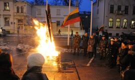 Atminimo laužas sausio 13-ajai prie Klaipėdos miesto savivaldybės