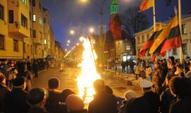 Atminimo laužas sausio 13-ajai prie Klaipėdos miesto savivaldybės