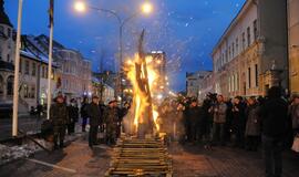 Atminimo laužas sausio 13-ajai prie Klaipėdos miesto savivaldybės