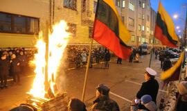 Atminimo laužas sausio 13-ajai prie Klaipėdos miesto savivaldybės