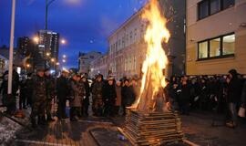 Atminimo laužas sausio 13-ajai prie Klaipėdos miesto savivaldybės