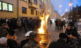 Atminimo laužas sausio 13-ajai prie Klaipėdos miesto savivaldybės