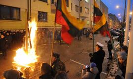 Atminimo laužas sausio 13-ajai prie Klaipėdos miesto savivaldybės