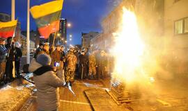 Atminimo laužas sausio 13-ajai prie Klaipėdos miesto savivaldybės