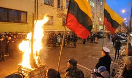 Atminimo laužas sausio 13-ajai prie Klaipėdos miesto savivaldybės