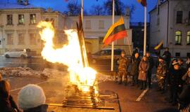 Atminimo laužas sausio 13-ajai prie Klaipėdos miesto savivaldybės