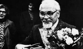 Seimas 2017-uosius paskelbė poeto Kazio Bradūno metais