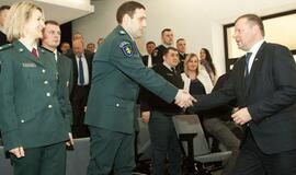 Apdovanoti pernai buvę atspariausi korupcijai policijos pareigūnai