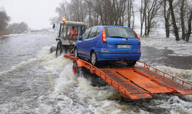 Palengvins potvynių įkaitų dalią