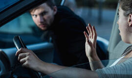 Kaune į merginos automobilį įsėdo plėšikas