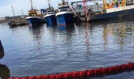 Klaipėdos uoste - naftos produktų plėvelė