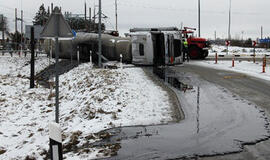 Mažeikių rajone iš apvirtusio vilkiko į aplinką išsiliejo bitumas