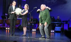 „Auksiniais scenos kryžiais“ pasidabino Gunteris Krameris ir opera „Don Karlas“