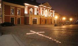 „Auksiniais scenos kryžiais“ pasidabino Gunteris Krameris ir opera „Don Karlas“