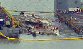 Prieš trejus metus nuskendęs Pietų Korėjos keltas "Sewol" iškeltas į vandens paviršių